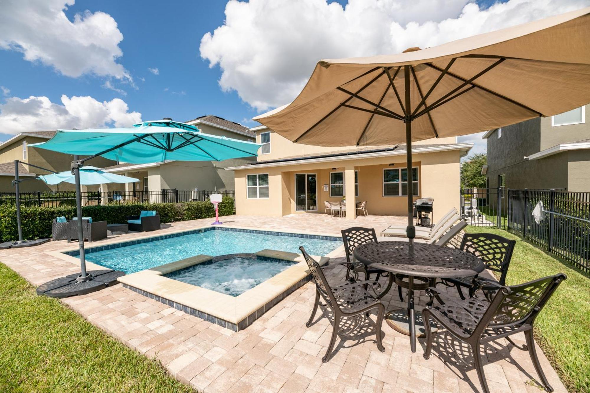 Dream Villa: Private Pool & Themed Kids Casa de férias *